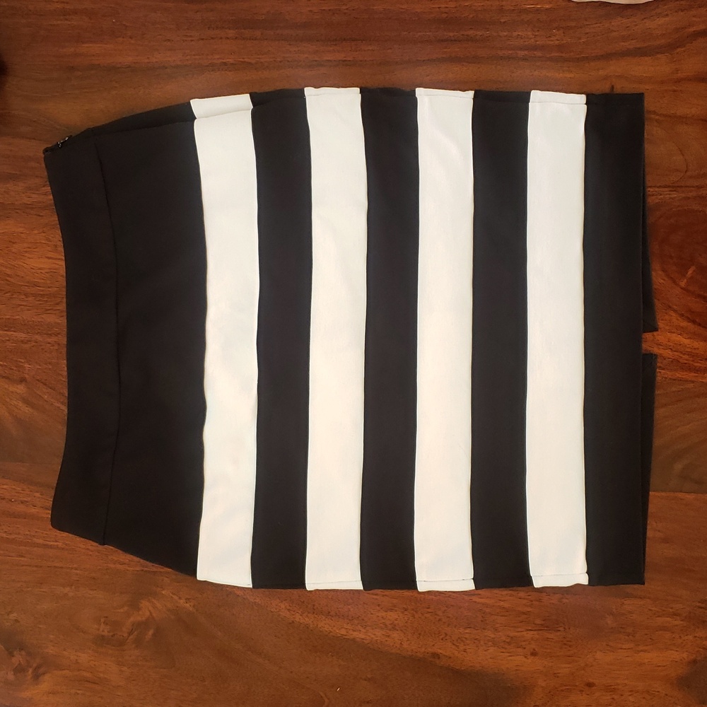WHITE HOUSE BLACK MARKET & White Striped Pencil Skirt Bold Office | SIZE 4 - Picture 2 of 8